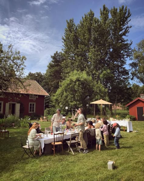 my scandinavian home: A Charming and idyllic Swedish Country Home in Summertime Swedish Country House, Swedish Cottage, Christmas Posts, Swedish Summer, Farm Lifestyle, Swedish House, Vision Board Pictures, Country Lifestyle, Summer Cottage