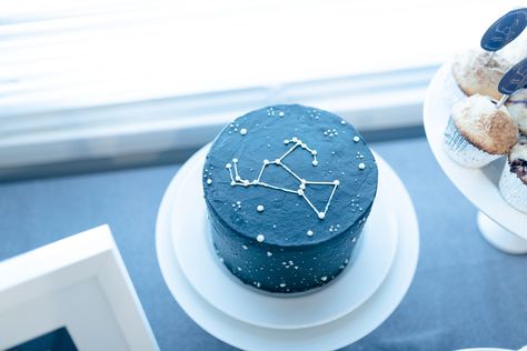 Astrology Birthday Cake, Aquarius Cake Birthdays, Aquarius Birthday Party, Aquarius Party, Zodiac Birthday Party, Aquarius Cake, Winter Birthday Cake, Astrology Party, Zodiac Cake