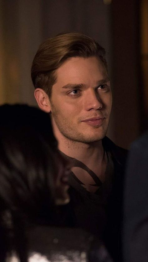 Clary Y Jace, Rose Dewitt Bukater, Angels Blood, Hunter Movie, Jace Herondale, He Cheated, Shadowhunters Series, Clary And Jace, Fictional Character Crush