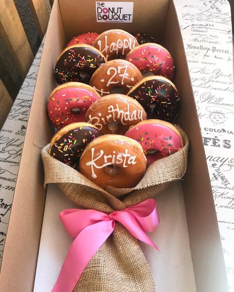 Anniversary Donut Ideas, Donut Gifts Ideas, Custom Donut Ideas, Happy Birthday Donuts Ideas, Donut Bouquet Diy, Birthday Doughnut Ideas, Donut Gift Basket, Birthday Donuts Ideas, Birthday Donut Cake