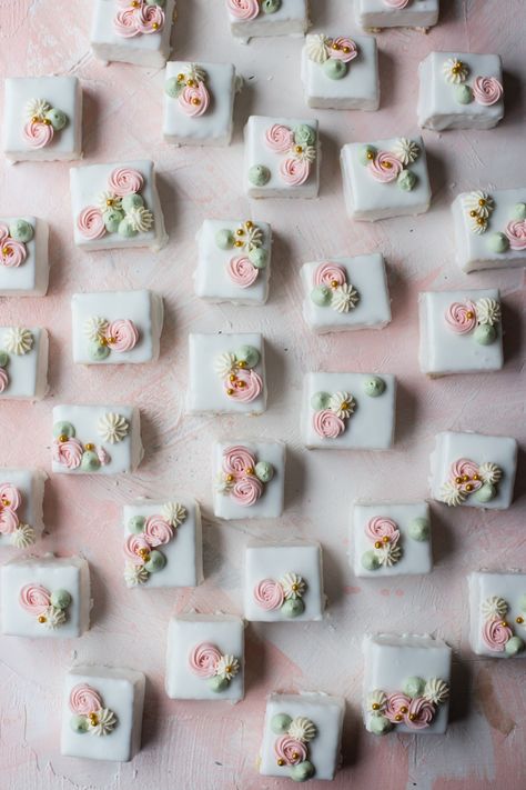 Petit Four Cake Recipe, Petifores Recipe, Petit Fours Recipe Easy, Petit Four Icing, Petit Four Recipes, Cake Mini, Little Cakes, Snacks Für Party, Food Cakes