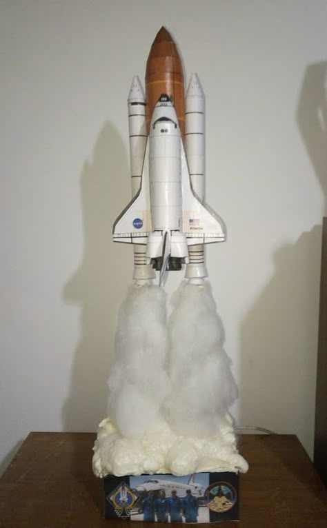 Homemade Rocket Ship, Roket Air, Rocket Decorations, Science Project Models, Cardboard Rocket, Diy Science Projects, Mini Tela, Hd Wallpapers 3d, Rocket Party