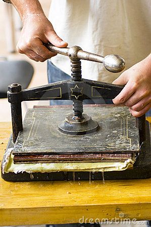 Manufacturing handmade paper. Pressing the cellulose with a vintage presser. Book Pressing, Old Printing Press, Newspaper Printing Press, Homemade Gift Boxes, Vintage Letter Press Drawer, Farmers Market Display, Lavender Crafts, Paper Press, Folding Origami