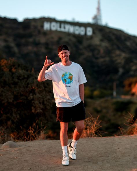 LA dump. 📸 Back in my home from home. 🌴 If you know me you'll know how much love I have for Los Angeles and the people in it. Full "48 Hours In LA" video comes out this Sunday on Youtube! 🎥⁠ ⁠ 📷: @karlmarkusantson Hiking In Los Angeles, California Picture Ideas Los Angeles, Los Angeles Poses, Los Angeles Outfits Men, Los Angeles Instagram Pictures, Los Angeles Photoshoot, San Francisco Pictures, Los Angeles Pictures, Los Angeles Travel Guide