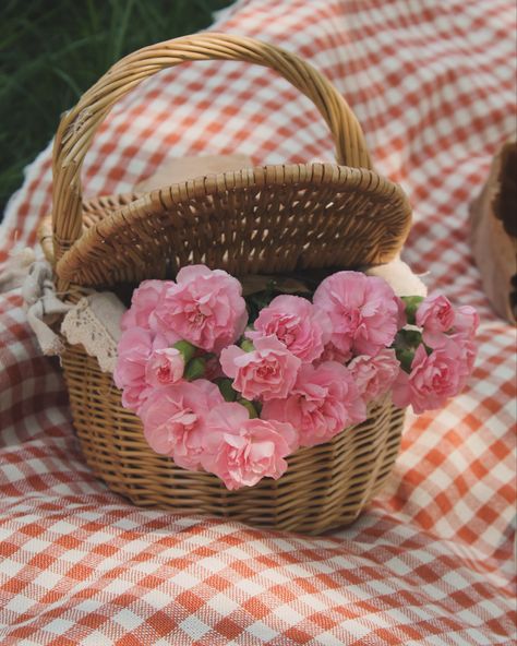 #picnic #flowers Flowers In Picnic Basket, Picnic Flowers Aesthetic, Picnic Basket With Flowers, Picnic Basket Flower Arrangement, Valentines Picnic, Picnic Flowers, Flowers Picnic, Flowers In Basket, Basket Flower Arrangements