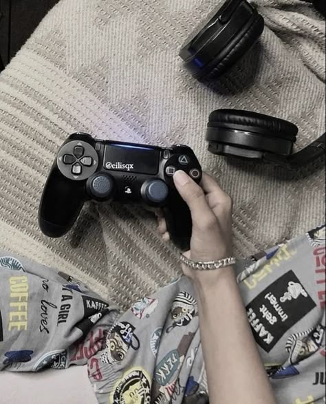 Gamer Friends Aesthetic, Gamer Vibes Aesthetic, Gamer Core Aesthetic, Playing Playstation Aesthetic, Unemployed Aesthetic, Playstation 4 Aesthetic, Gaming Aesthetic Boy, Making Videos Aesthetic, Game Boy Aesthetic