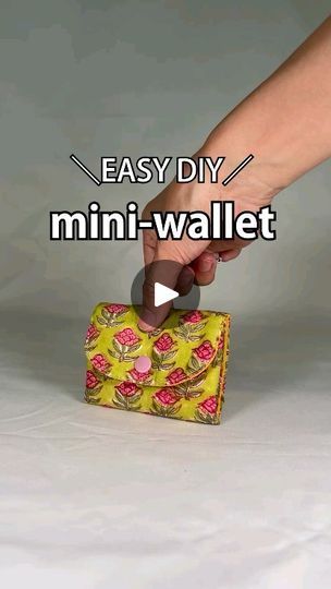 How To Make A Wallet, Diy Mini Wallet, Card Wallet Tutorial, Kool & The Gang, Wallet Diy, Diy Clothes Accessories, Wallet Sewing Pattern, Wallets For Girls, Simple Wallet