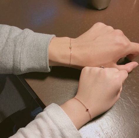 ❝siapa yang baper duluan?❞       ©urkissy, 2019    #1 in shortstory #ceritapendek # Cerita pendek # amreading # books # wattpad Spiegel Selfie, Couple Hands, Jung So Min, Ulzzang Couple, Korean Couple, Relationship Goals Pictures, Cute Relationship Goals, Girly Jewelry, Matching Bracelets