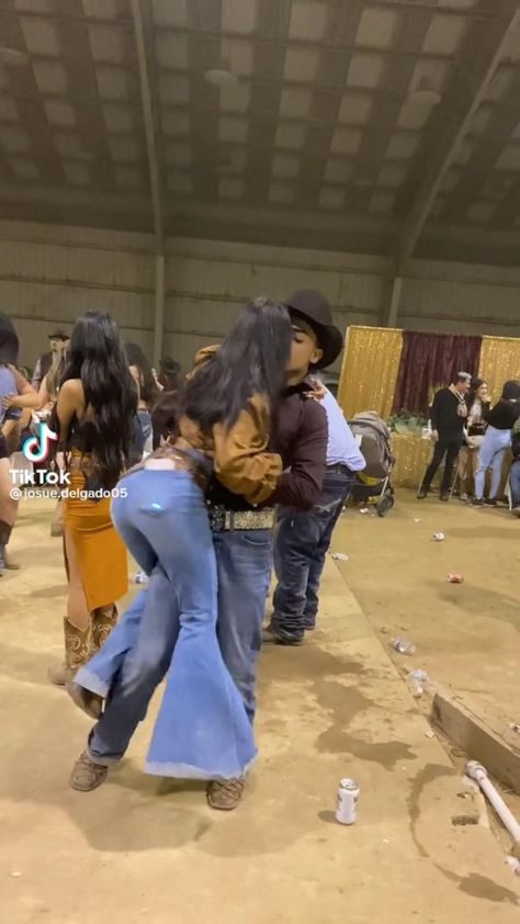 How To Dance To Banda, Norteñas Outfit Women, Balie Outfits Mexican, Baile Outfits Mexican, Mexican Asethic, Mexican Couple Goals, Baile Sorpresa Outfits Quinceanera, Black And Mexican Couples, Jaripeo Outfits Mexican Women