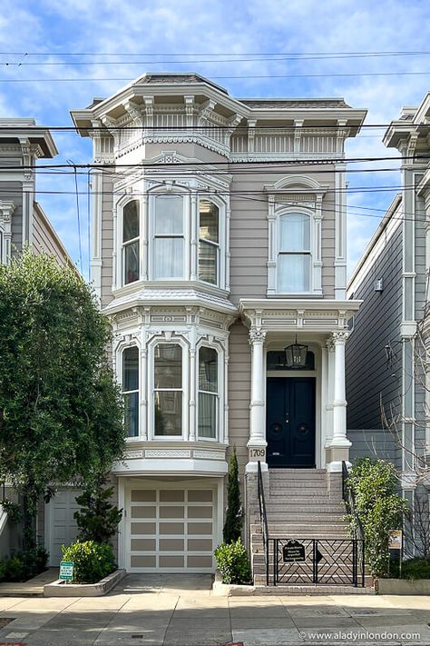 House from Full House in San Francisco Full House San Francisco, Small San Francisco House, Full House House San Francisco, San Francisco Townhouse Bloxburg, San Francisco Kitchen, Full House House Layout, San Francisco Townhouses, Sanfransico California House, Sanfransico House