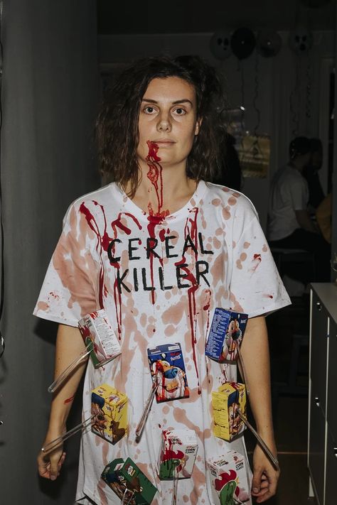 42 Clever and Creative Halloween Costume Ideas For 2023 Quick Halloween Costume Ideas, Diy Scary Costumes, Scary Diy Halloween Costumes, Cereal Killer Halloween Costume, Office Group Halloween Costumes, Cereal Killer Costume, Killer Halloween Costumes, Costume Ideas Scary, Halloween Scary Costumes