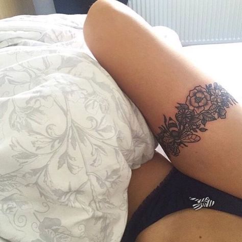 Upper Thigh Tattoo, Tattoo Bein Frau, Thigh Garter Tattoo, Thigh Band Tattoo, Leg Band Tattoos, Upper Thigh Tattoos, Thigh Band, Garter Tattoo, Wrap Around Tattoo