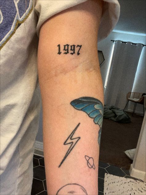 Birthday Date Tattoos, Birth Year Tattoo, Above Elbow Tattoo, Art Tattoo Ideas, Year Tattoo, Birthday Tattoo, Date Tattoos, Mom Tattoo Designs, Creative Tattoo