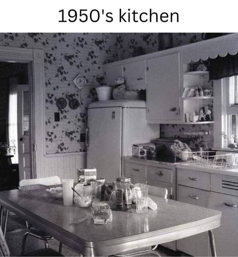 1940 Kitchen, 1950’s Kitchen, 1920s Kitchen, Sleek Modern Kitchen, 50s House, Historic Kitchen, 1940s Kitchen, Farmhouse Kitchen Vintage, 50s Kitchen