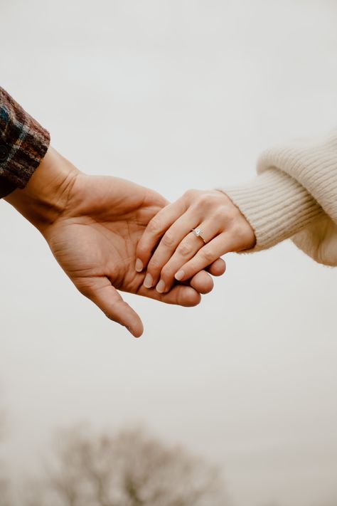 Engagement Ring Photoshoot, Detail Aesthetic, Engagement Proposal Photos, Engagement Ring Photography, Engagement Hand, Engagement Shoots Poses, Engagement Ring On Hand, Fall Engagement Pictures, Engagement Ring Pictures