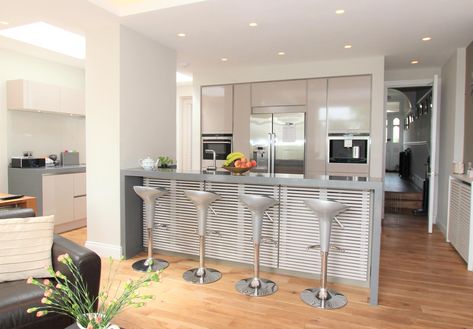 How to Make a Pillar of Strength in Your Kitchen | Houzz AU Kitchen Island With Pillars, Semi Open Kitchen And Living Room, Column In Kitchen, Kitchen With Column, Kitchen Column, Kitchen Pillar, Semi Open Kitchen, Kitchen Diners, Open Concept Kitchen Living Room