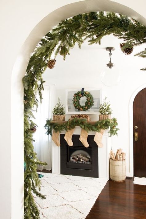 Christmas Fireplace Decor, Christmas Tablescape, Simple Christmas Decor, Christmas Decorations Living Room, Christmas Living Rooms, Gingerbread Christmas, Christmas Inspo, Christmas Fireplace, Indoor Christmas Decorations