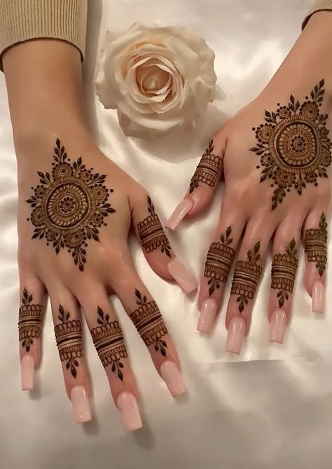 Elegant Mehendi Designs, Henna Designs Wedding, Mandala Henna Design, Mendi Design, Simple Henna Designs Hand, Henna Styles, Elegant Henna, Henna Designs Back, Palm Henna