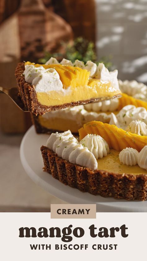 This tropical and delicious mango tart is made with a crunchy biscoff crust, creamy mango filling, and whipped cream and fresh mangoes on top. It's easy to make and perfect for mango season! #mangotart #mango #mangodessert | teakandthyme.com Mango Cream Pie, Dessert With Mango, Mango Semifreddo, Mango Tart Recipe, Mango Whip, Mango Desert, Mango Bar, Mango Filling, Biscoff Crust