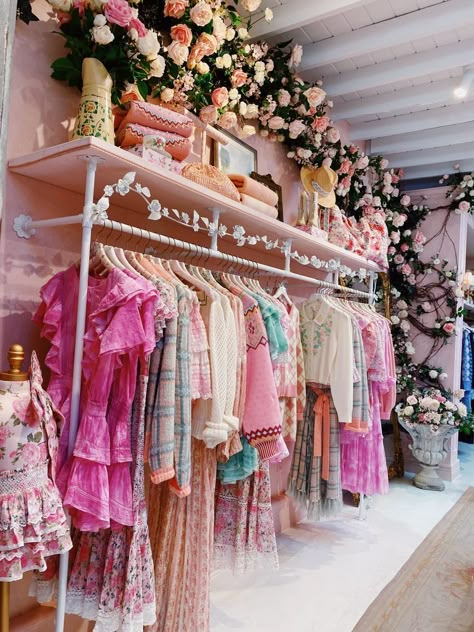 Cutest Boutiques Shops, Pink Boutique Interior, Store Design Boutique Inspiration, Loveshackfancy Store, Home Boutique Ideas, Botique Interiors Ideas, Boutique Decor Ideas, Fashion Boutique Interior, Girly Boutique