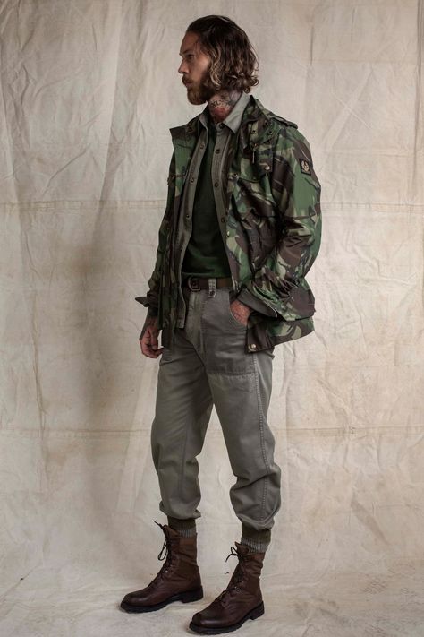 Belstaff Spring 2020 Menswear Military Fashion Menswear, Military Style Man, Military Inspired Fashion, 2016 Menswear, Army Fashion, Military Men, Men Fashion Casual Outfits, Menswear Fashion, Military Inspired