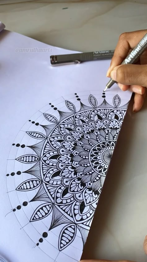 Mandala Art Simple Easy, Small Mandala Art, Butterfly Mandala Art, Aesthetic Mandala Art, Simple Mandala Art, Colorful Mandala Art, Aesthetic Mandala, Mandala Simple, Easy Mandala Art