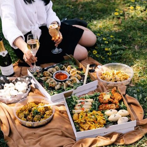 Picnics Boxes Are Back On The Menu! | TOT: HOT OR NOT If you're looking for a nice way to take your mind off the daily grind, then having a picnic on a sunny day is the perfect way to do so. Check out the latest newsletter to find the perfect picnic box for you! #whatsonmelb #whatsonmelbourne #melbournefamilies #melbournekids Picnic Takeaway Food, Food Picnic Photography, Posh Picnic Food, Sushi Picnic Date, Picnic Box, Company Picnic, Perfect Picnic, Recipe Box, Cafe Food