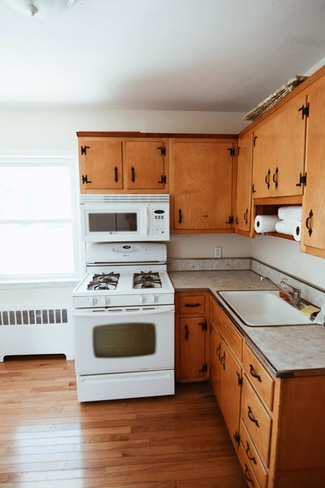 Modernizing a 1950's Kitchen, Retaining The Charm - Front + Main Shabby Chic Kitchen Cabinets, Kitchen Cabinets Before And After, Painting Kitchen Cabinets White, Cocina Shabby Chic, Kitchen Cabinet Trends, Old Kitchen Cabinets, Budget Remodel, 1950s Kitchen, Budget Kitchen Remodel