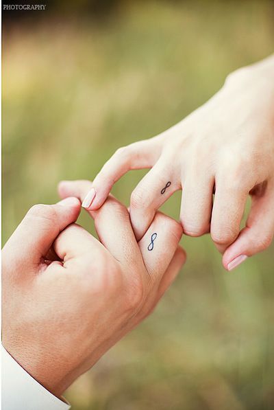 Men Infinity Tattoo, Infinity Tattoo On Ring Finger, Infinity Ring Finger Tattoo, Small Tattoo For Couple, Finger Infinity Tattoo, Couple Infinity Tattoo, Infinity Tattoo Couples, Infinity Matching Tattoos, Infinity Tattoo On Finger