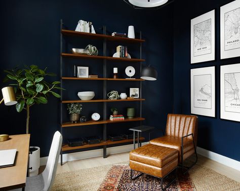 Studio In Casa, Blue Home Offices, Moody Office, Dark Blue Walls, Blue Office, Office Room Decor, Office Inspo, Home Office Setup, Home Office Space