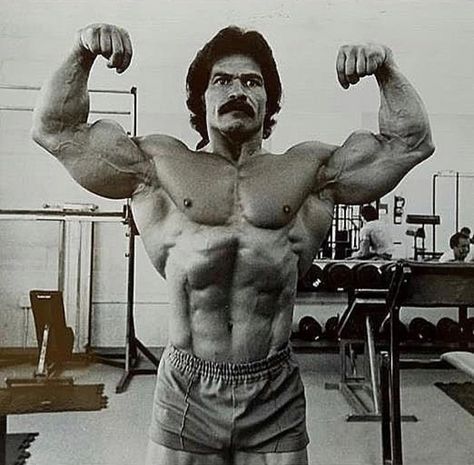 Golden Era Athletics on Instagram: “Ed Corney “The Master” of bodybuilding poses. #edcorney #workout #lift #muscle #goldenaesthetic #blackpanther #goldenerabodybuilding…” Ed Corney, Franco Columbo, Dave Draper, Bodybuilding Poses, Golden Era Bodybuilding, Fitness Poses, Old Bodybuilder, Arnold Schwarzenegger Bodybuilding, Schwarzenegger Bodybuilding