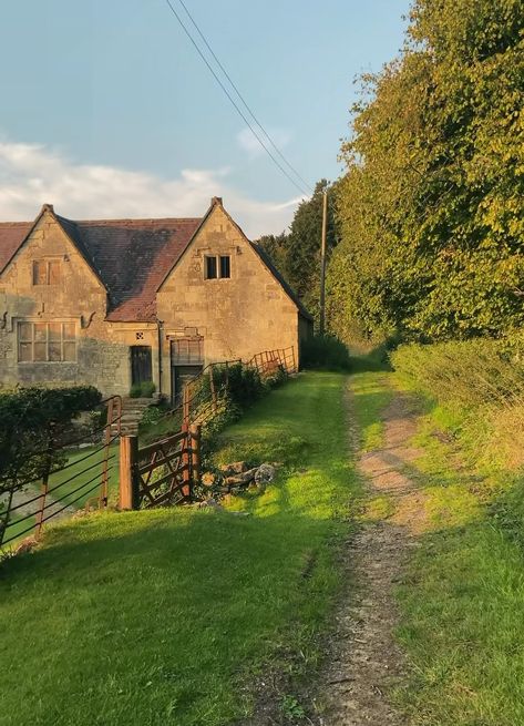 German Countryside, Countryside Aesthetic, Tuscan Countryside, Dream Life House, Farm Cottage, First Day Of Summer, Videos Aesthetic, Cloud Wallpaper, Countryside House