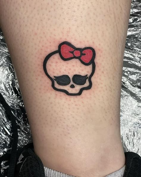 Monsterhigh Tattoos, Monster High Skull Tattoo, Kawaii Goth Tattoo, Scene Tattoo Ideas, Fluttershy Tattoo, Draculaura Tattoo, Monster High Tattoo Ideas, Mcbling Tattoo, 2010 Tattoo