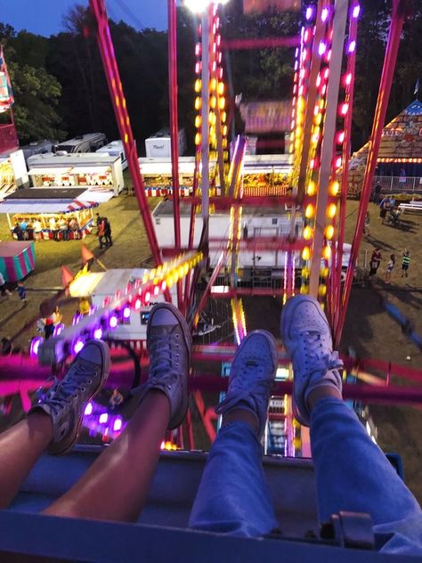 Best Friend Amusement Park Pictures, Pics To Take At Amusement Parks, Fair Best Friend Pictures, Best Friend Carnival Pictures, Cute Fair Pics With Friends, Fair Pics Aesthetic, Fair Pictures Ideas Friends, Amusement Park With Friends, Carnival With Friends