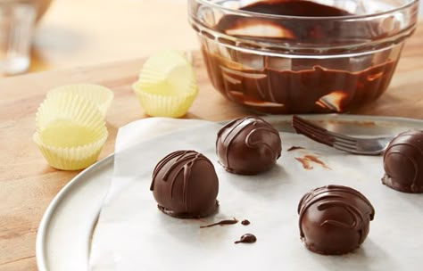 Try this Simple Chocolate Coating recipe, made with HERSHEY'S products. Enjoyable baking recipes from HERSHEY'S Kitchens. Bake today. Candy Coating Recipe, Chocolate Candy Coating Recipe, Chocolate Coating Recipe, Homemade Chocolate Candy, Chocolate Bowl, Candy Fudge, Favorite Dessert Recipes, Hershey Chocolate, Chocolate Recipe