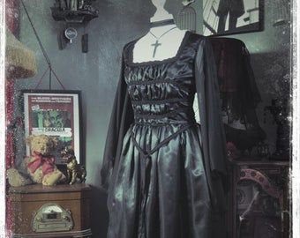 Vampire Gown, Halloween Wedding Dresses, Gothic Gowns, Vampire Witch, Lily Munster, Victorian Halloween, Victorian Wedding Dress, Wedding Dress Gown, Gothic Vampire