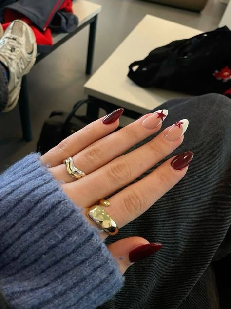 Nails Inspiration Red And White, Red Gold And White Nails, Glamour Nails Designs, Nails For Pale Hands, Nails White And Red, White Red Nails, White And Red Nails, Nails Inspiration Christmas, Nails Red And White