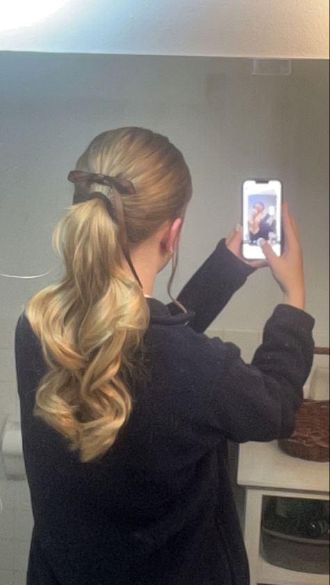 slick back curled ponytail with a bow :) Slick Back Ponytail Curled Ends, Slick Back Curled Ponytail, Slick Back Ponytail With Curls, Slick Back Wavy Hair, Slick Back With Curls, Slick Back Curly Ponytail, Professional Work Hairstyles, Back Bun Hairstyles, Slicked Back Bun