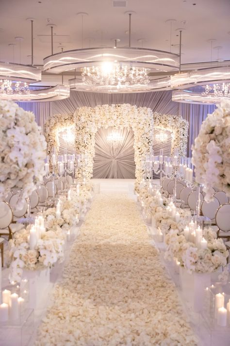 Wedding Reception Extravagant, Wedding Settings Indoor, White Floral Background Wedding, Luxury Wedding Ceremony Indoor, Luxury Wedding Venues Ceremony, All White Luxury Wedding, White Luxury Wedding Decor, All White And Gold Wedding, Gold And White Wedding Aesthetic