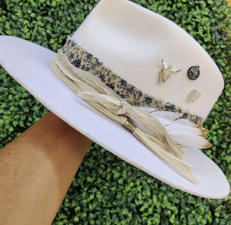 Decorated Wide Brim Hat, Decorated Western Hat, Ladies Cowboy Hats, Custom Western Hats, Custom Hats For Women, Custom Hat Bands, Hat Bar Ideas, Custom Cowgirl Hats, Hat Decorating Ideas