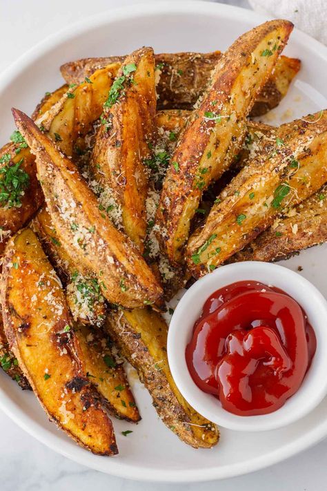 Oven Baked Potato Wedges! These roasted potato wedges are incredibly flavorful, crispy, and tender inside. Perfect as a side dish or serve as appetizers with dipping sauce. Very easy to make! Roasted Potatoes Wedges In Oven, Potato Wedge Recipes, Red Potato Fries, Russet Potato Side Dishes, Potato Wedges In Oven, Easy Fall Party Food, Chips With Cheese, Oven Roasted Potato Wedges, Fall Party Food Ideas