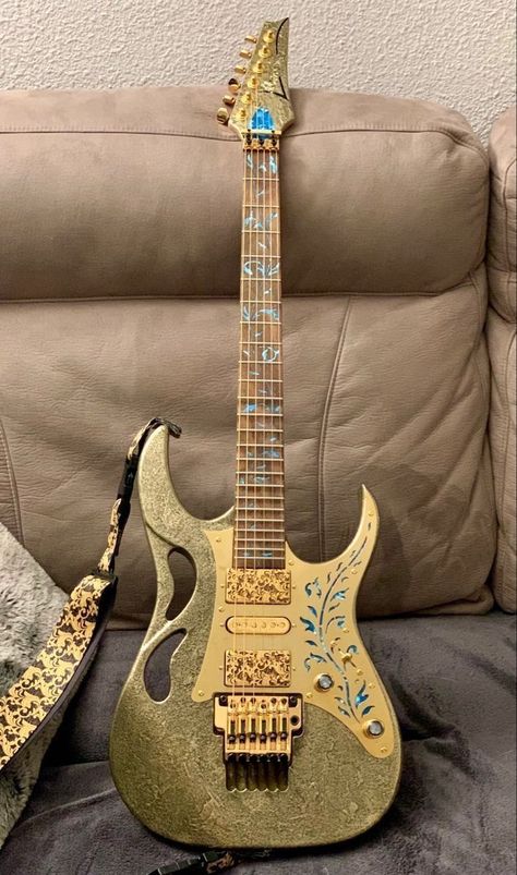 Beautiful Guitars Electric, Cool Electric Guitar Design, Cool Guitars Electric, Cool Guitar Designs, Bass Guitar Design, Custom Acoustic Guitars, Guitar Artwork, Cool Instruments, Pretty Guitars