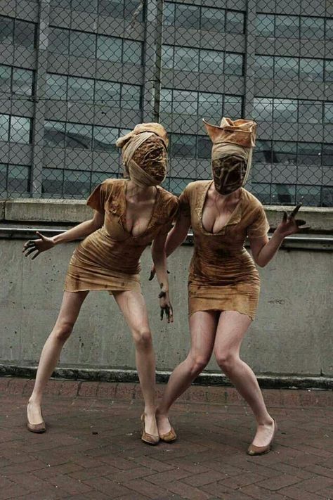 Creepy yet sexy ! Cosplay of the nurses from Silent Hill. Silent Hill Cosplay, Silent Hill Nurse Costume, Welcome To Silent Hill, Silent Hill Nurse, Nurse Costume, Halloween Inspo, Fantasias Halloween, Amazing Cosplay, Silent Hill