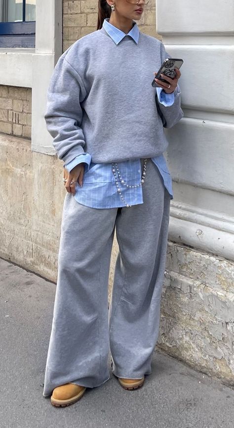 Ootd Streetwear Womens Fashion, Sweater Over Collared Shirt Outfit, Sweatpant Outfits Streetwear, Street Modest Outfits, Sweatpants Outfit Dressed Up, Modest Winter Fits Aesthetic, Layering Autumn Outfits, Effortlessly Chic Outfits Midsize, Streetwear Fashion Winter Street Styles