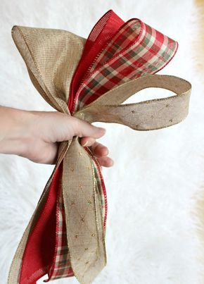 Create gorgeous Christmas Tree Bow Decor with this DIY tutorial Tree Decorating Tips, Christmas Tree Decorating Tips, Christmas Tree Decorations Ribbon, Diy Wreath Bow, Tree Bows, Easy Christmas Tree, Christmas Bows Diy, Homemade Bows, Summer Mantle