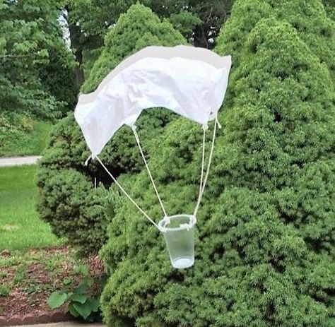 How to Make a Parachute with a Plastic Bag #plastic #bag #packaging #plasticbagpackaging How to make a parachute with a plastic bag and a disposable cup. Easy to follow instructions and lots of fun facts about parachutes and how they work! Egg Drop Project, Safari Science, Science Experiments Kids Preschool, Farm Fashion, Middle School Science Experiments, Summer Science, Preschool Science Activities, Kid Experiments, Egg Drop