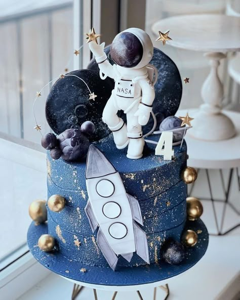 Space Theme Cake Ideas, Outer Space Cake Ideas, The Astronaut Cake, Space Themed Cakes, Space Theme Cakes, Astronaut Cake Birthday, Two The Moon Birthday Cake, Cake Birthday Boys, Astronaut Theme Cake