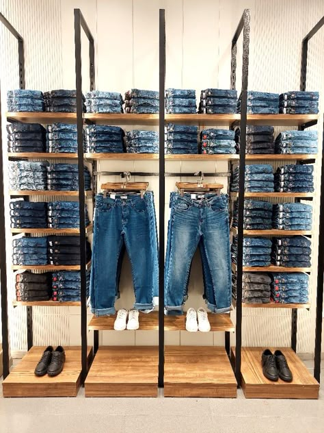 Store Displays Clothing, Store Design Clothing, Denim Display, Clothing Boutique Interior, Boutique Store Displays, Visual Merchandising Fashion, Store Shelves Design, Clothing Store Displays, Retail Store Interior Design