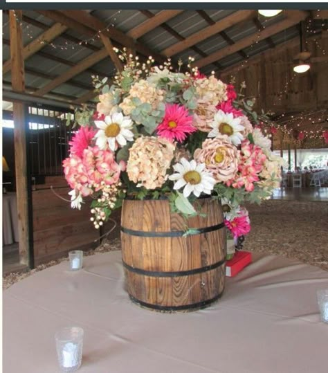 Rustic Party Entrance Ideas, Rodeo Flower Arrangement, Barn Quinceanera Ideas, Rancho Quinceanera Theme Decorations, Rustic Quinceanera Ideas Decoration, Country Wedding Decorations Centerpieces, Rancho Quinceanera Theme, Western Centerpiece Ideas, Western Party Centerpieces