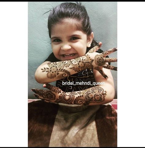 Kids Mahendi Design Simple Front Hand, Mahendi For Kids Girl, Short Mehndi Design For Kids, Kids Hand Mehndi Design, Kids Mehendi Designs Hands, Baby Girl Mehndi Design, Baby Hand Mehndi Design, Kids Mehandi Designs Hands, Mehandi Designs For Kids